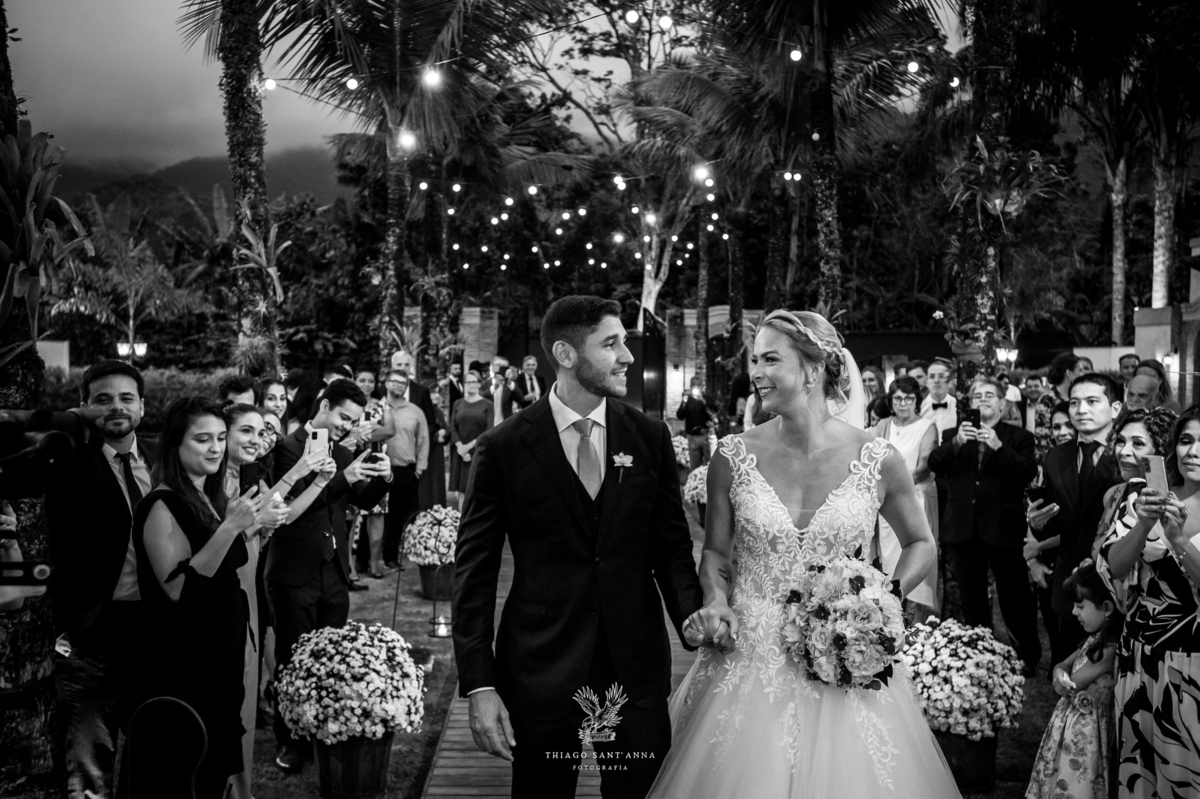 Entrada dos noivos na cerimônia casamento.