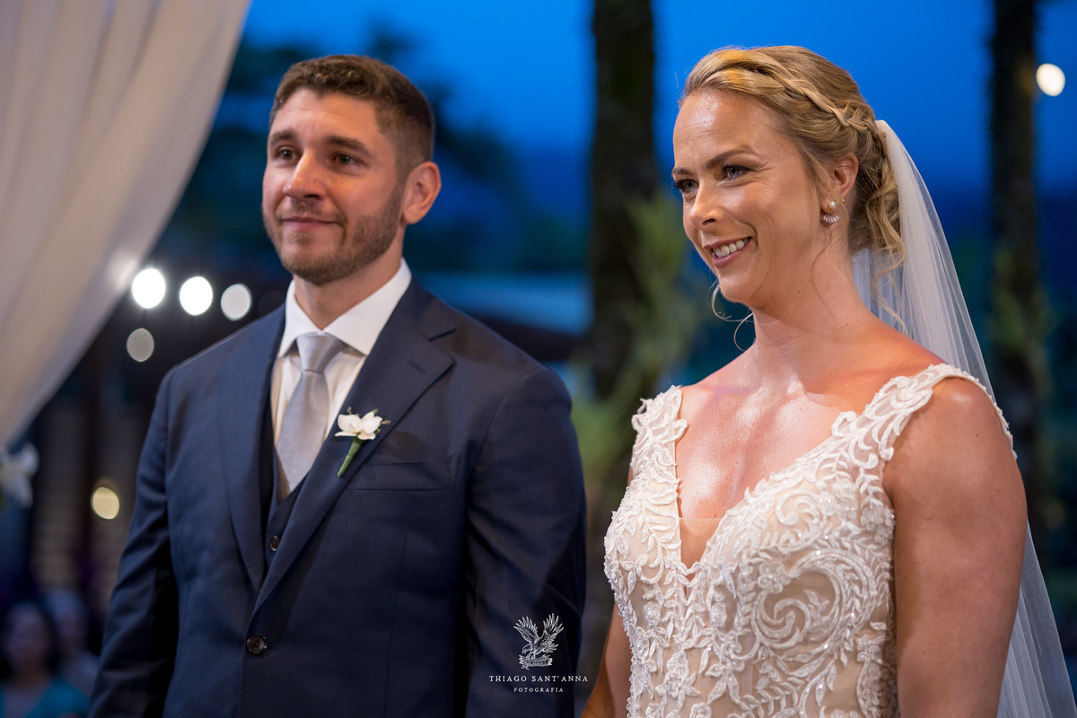 Noivos na cerimônia de casamento.