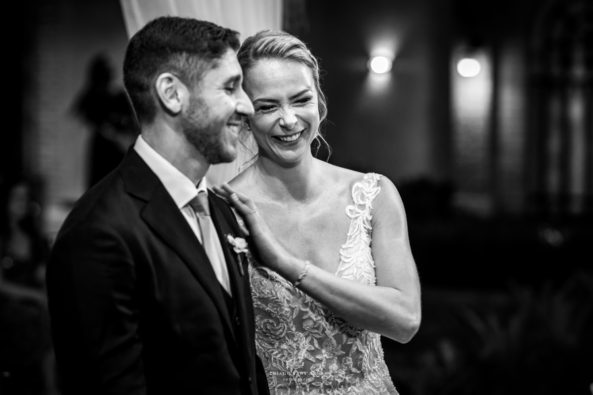 Noivos na cerimônia de casamento.