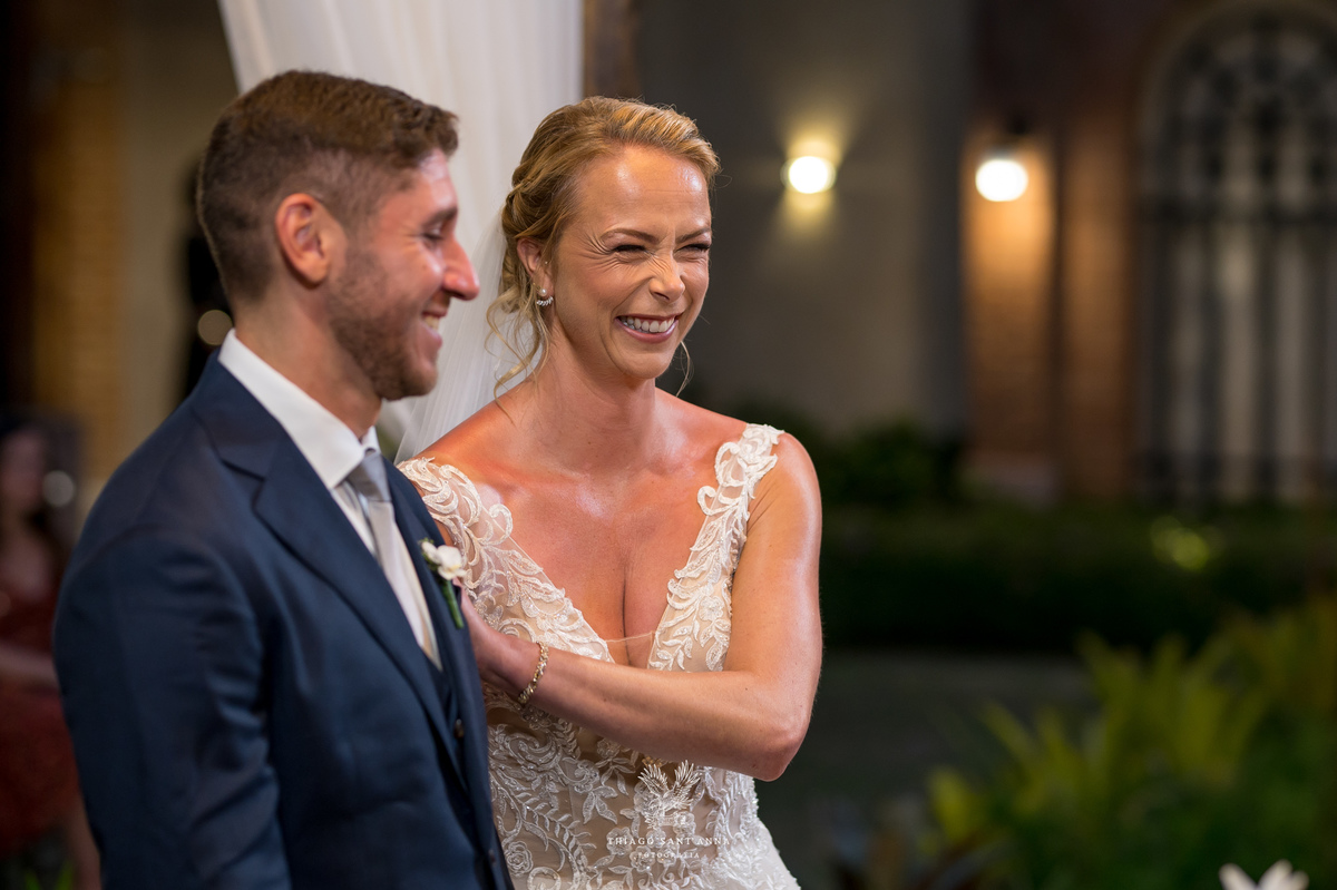 Noivos na cerimônia de casamento.