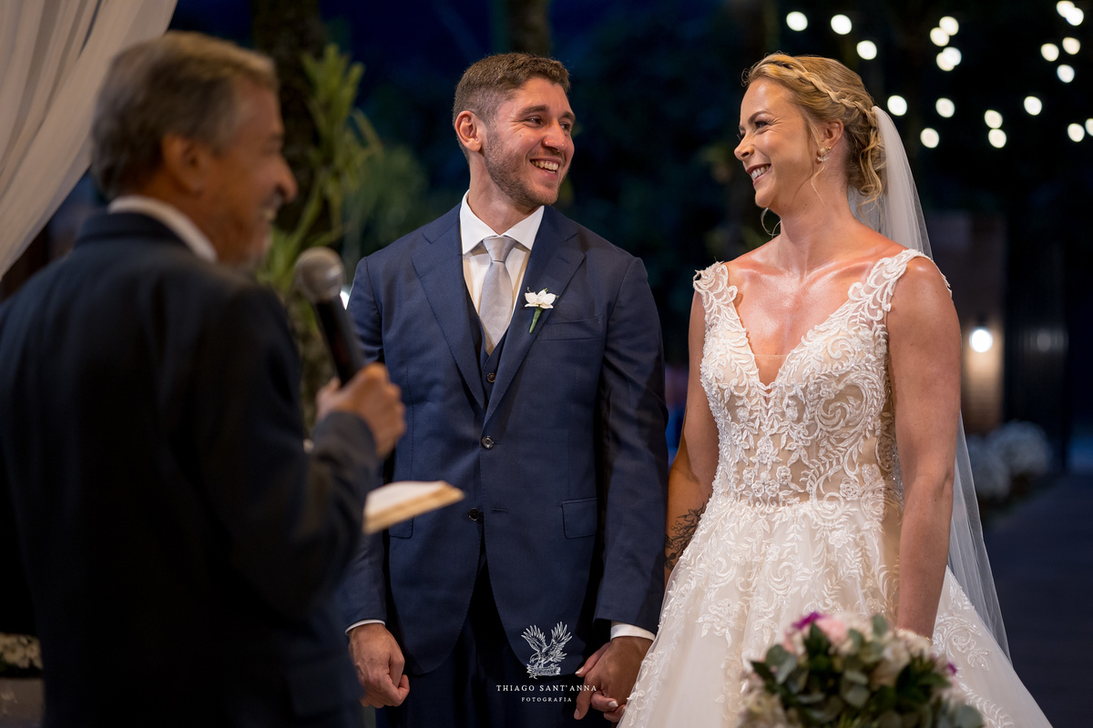 Noivos na cerimônia de casamento.