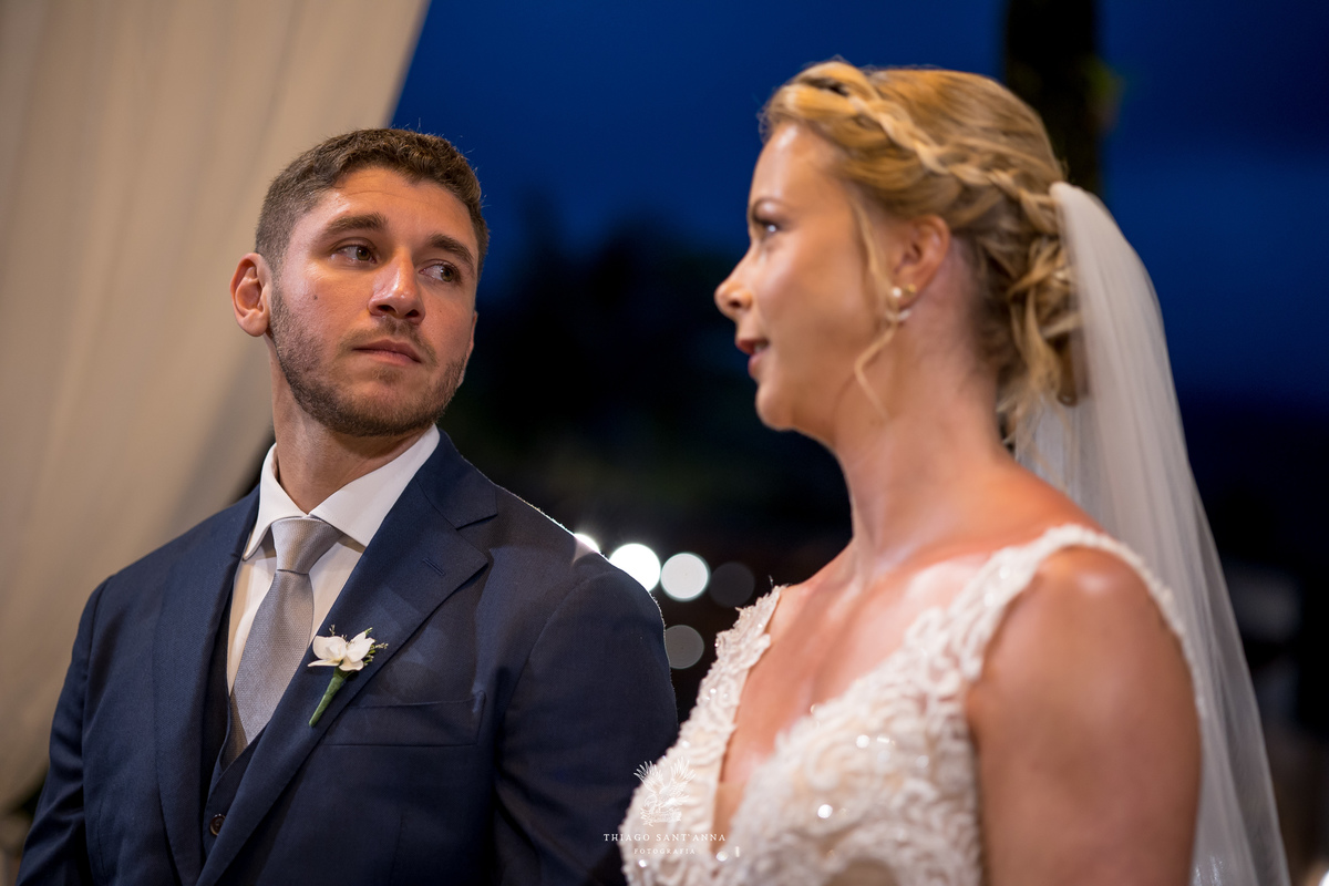 Troca de olhares dos noivos na cerimônia casamento.