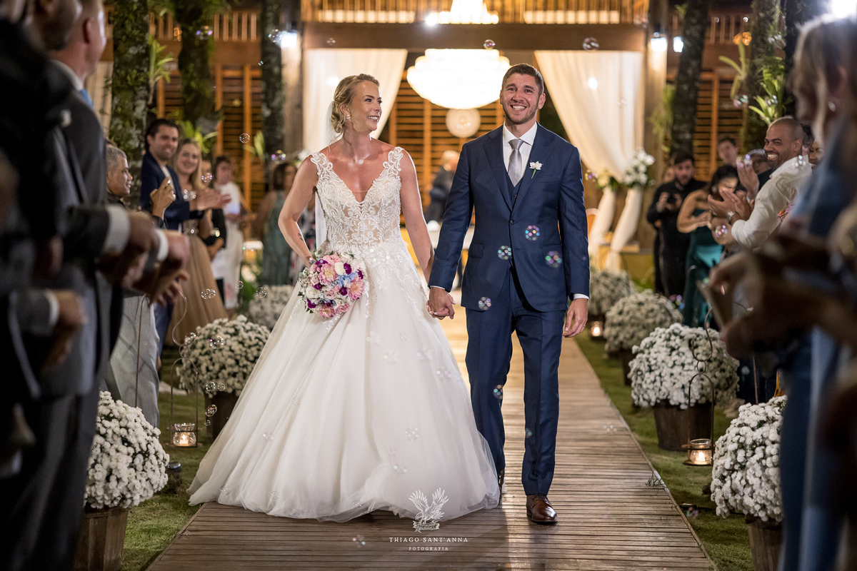 Saída dos noivos da cerimônia casamento.