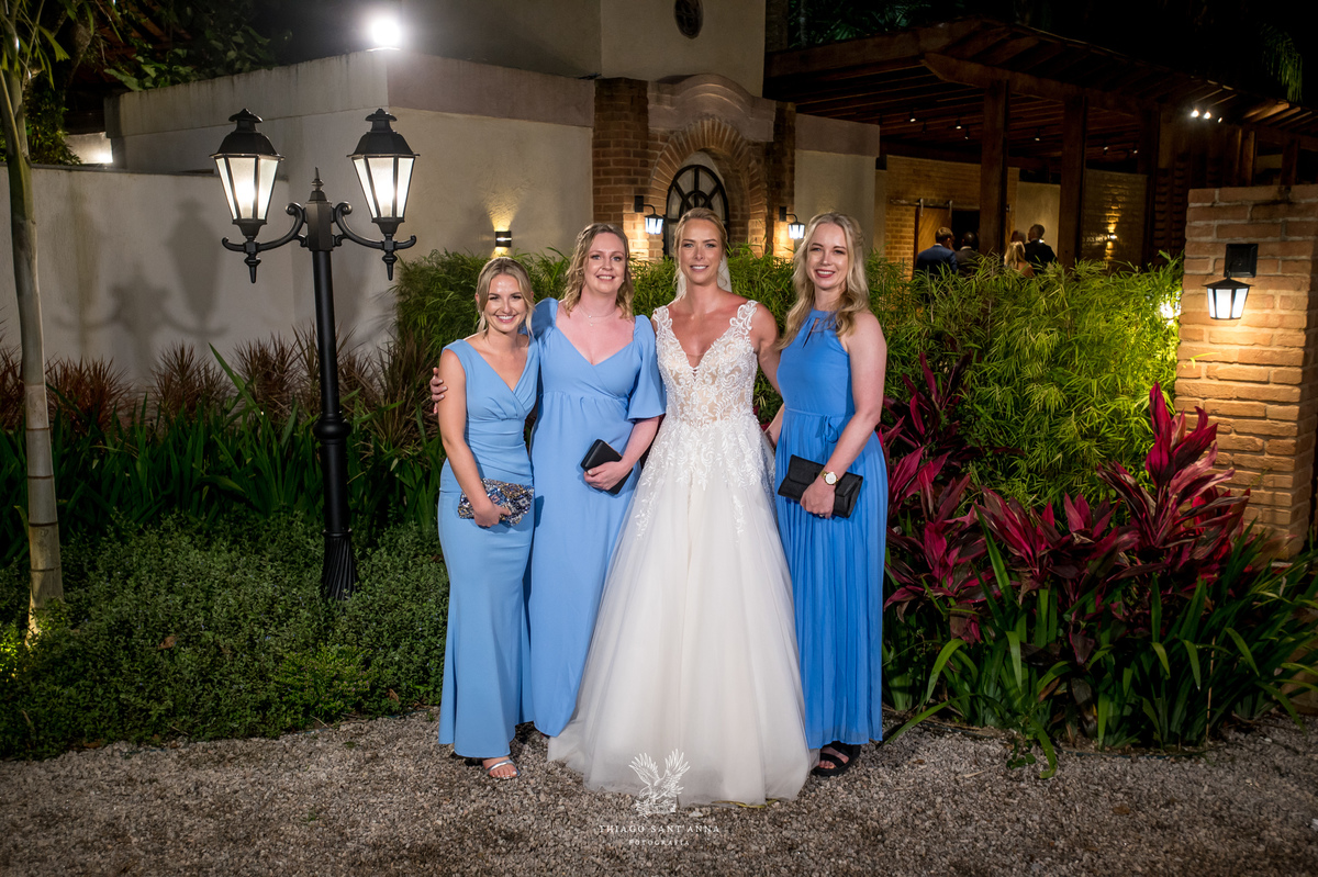 Noiva e madrinhas vestido azul.