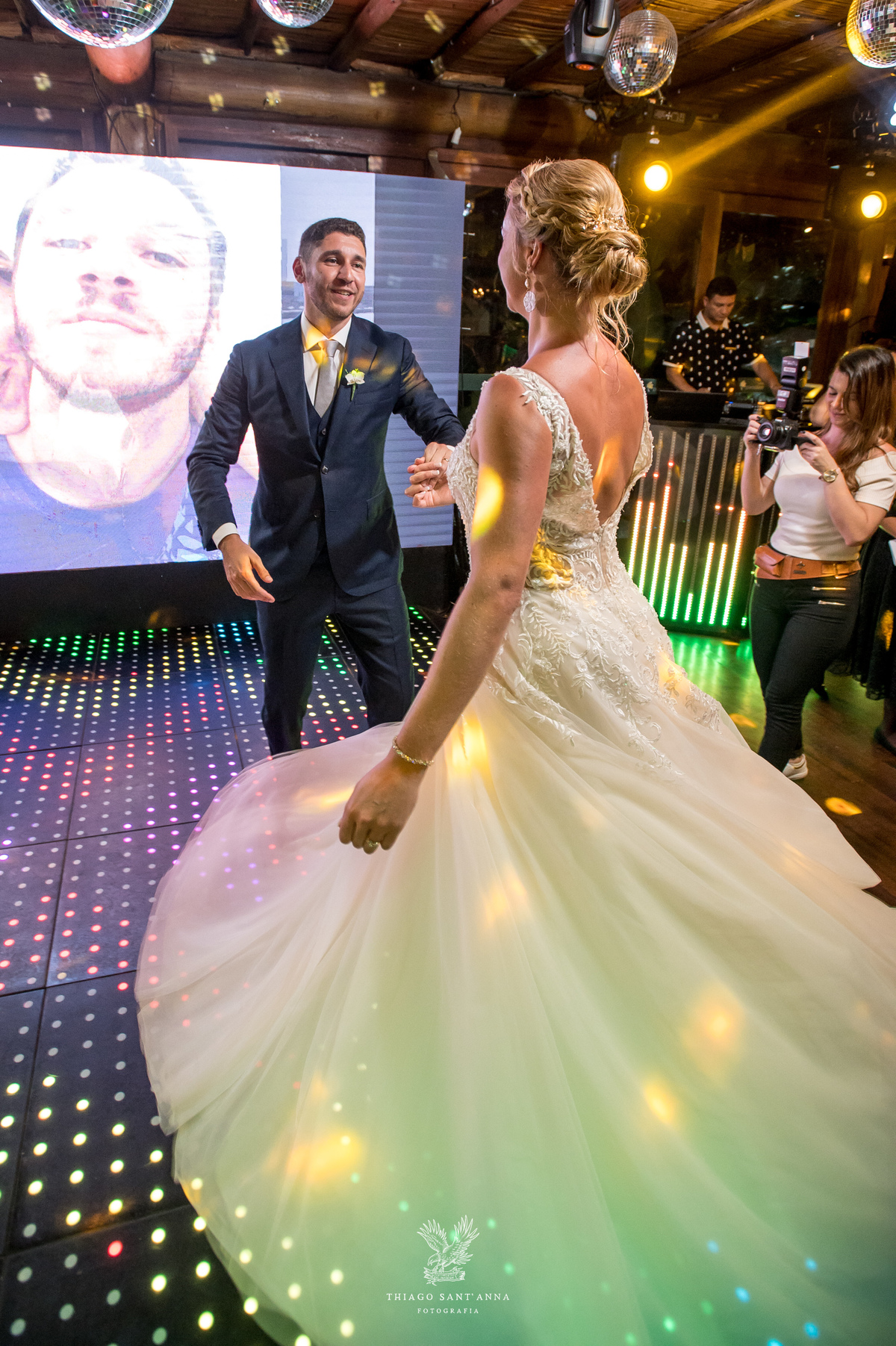 Abertura da pista de dança pelos noivos.