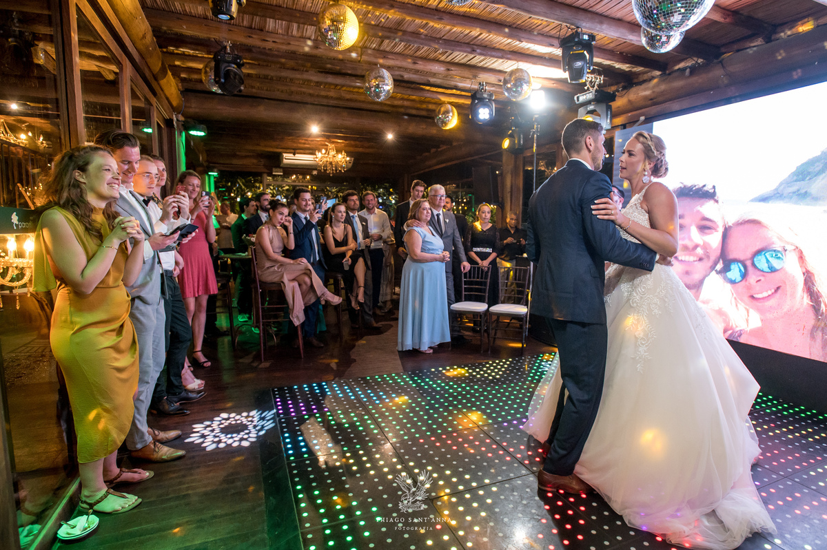 Noivos na pista de dança.