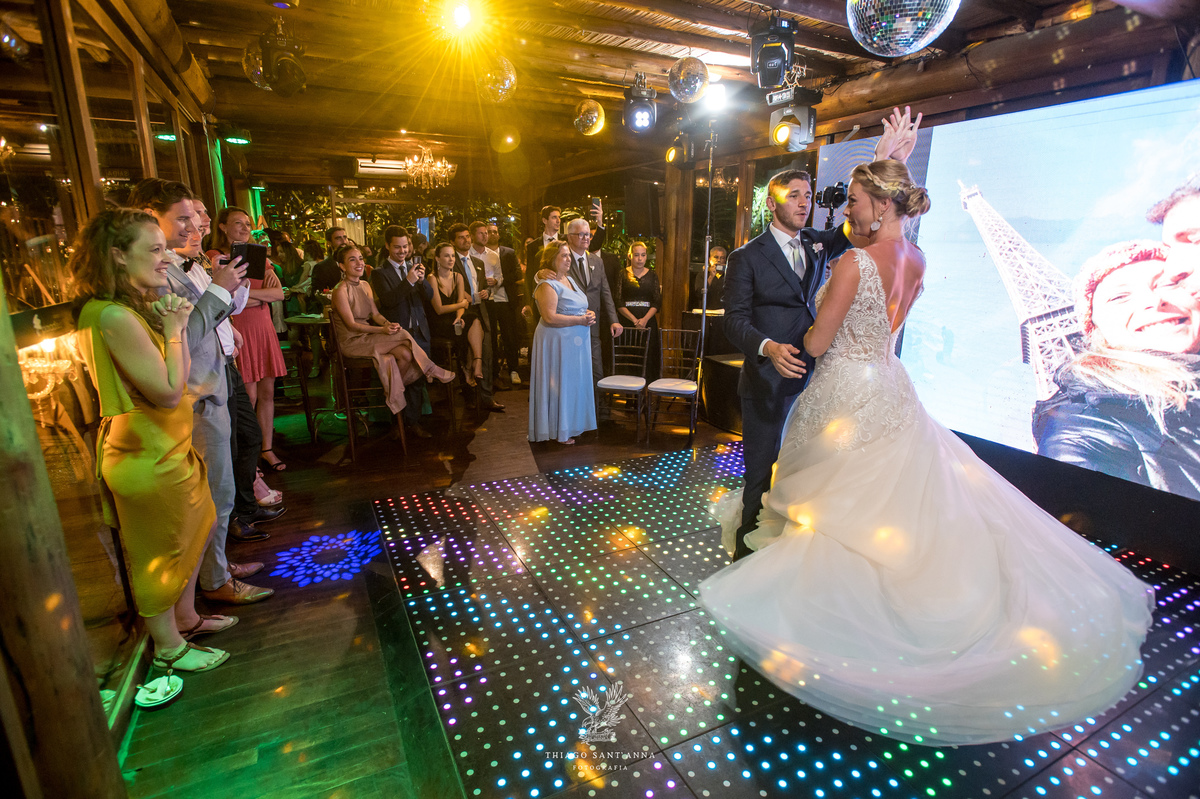 Noivos na pista de dança.