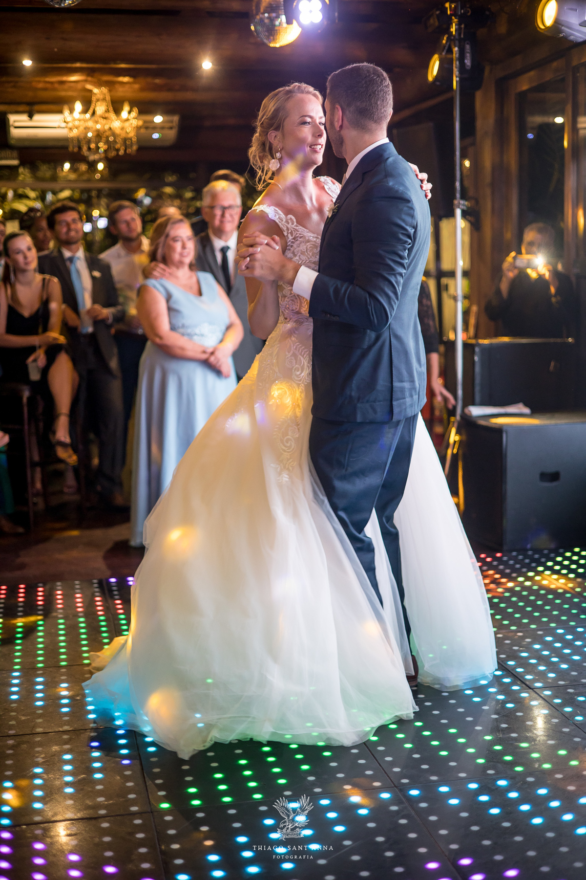 Noivos na pista de dança.