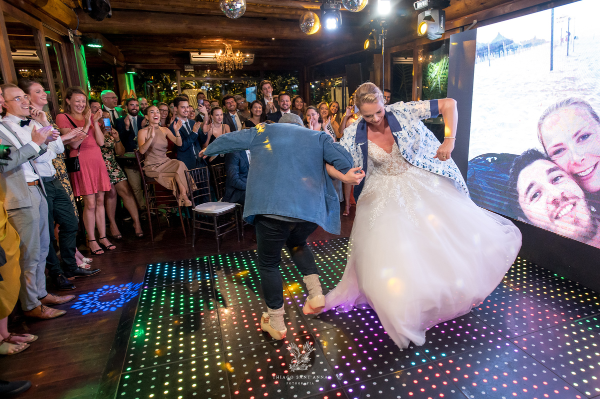 Noiva e convidados na pista de dança.