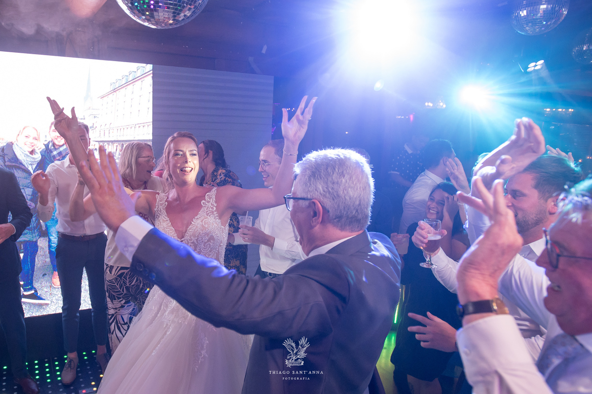 Noiva e convidados na pista de dança.