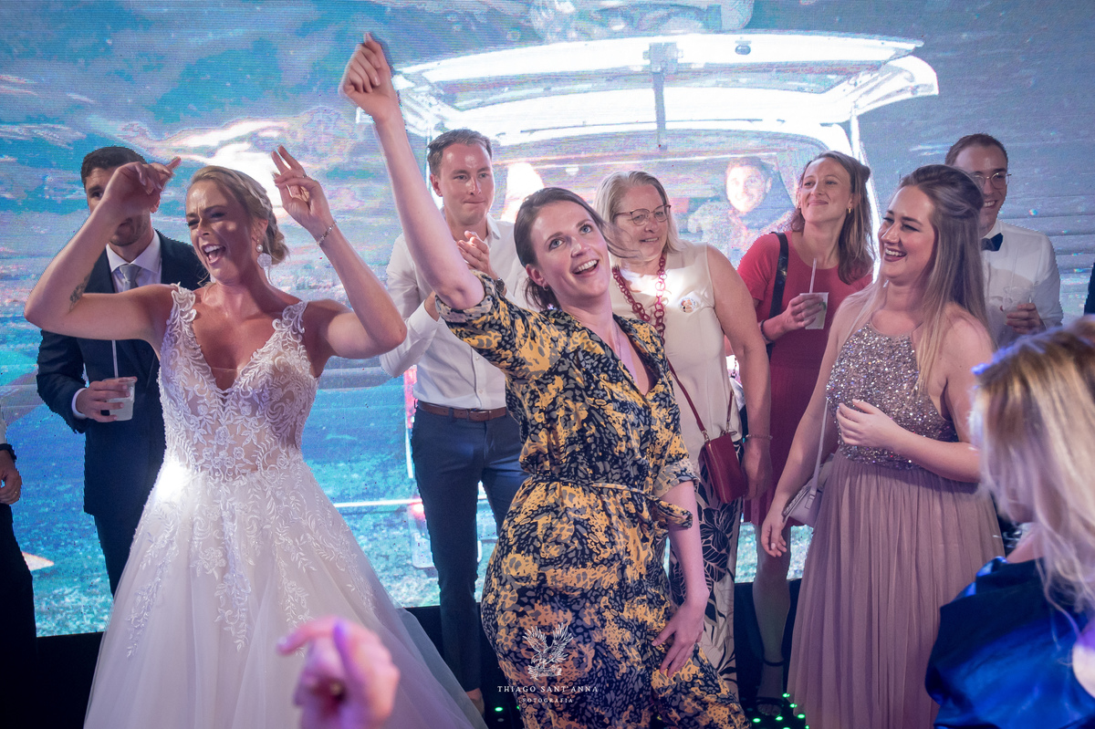 Noiva e convidados na pista de dança.