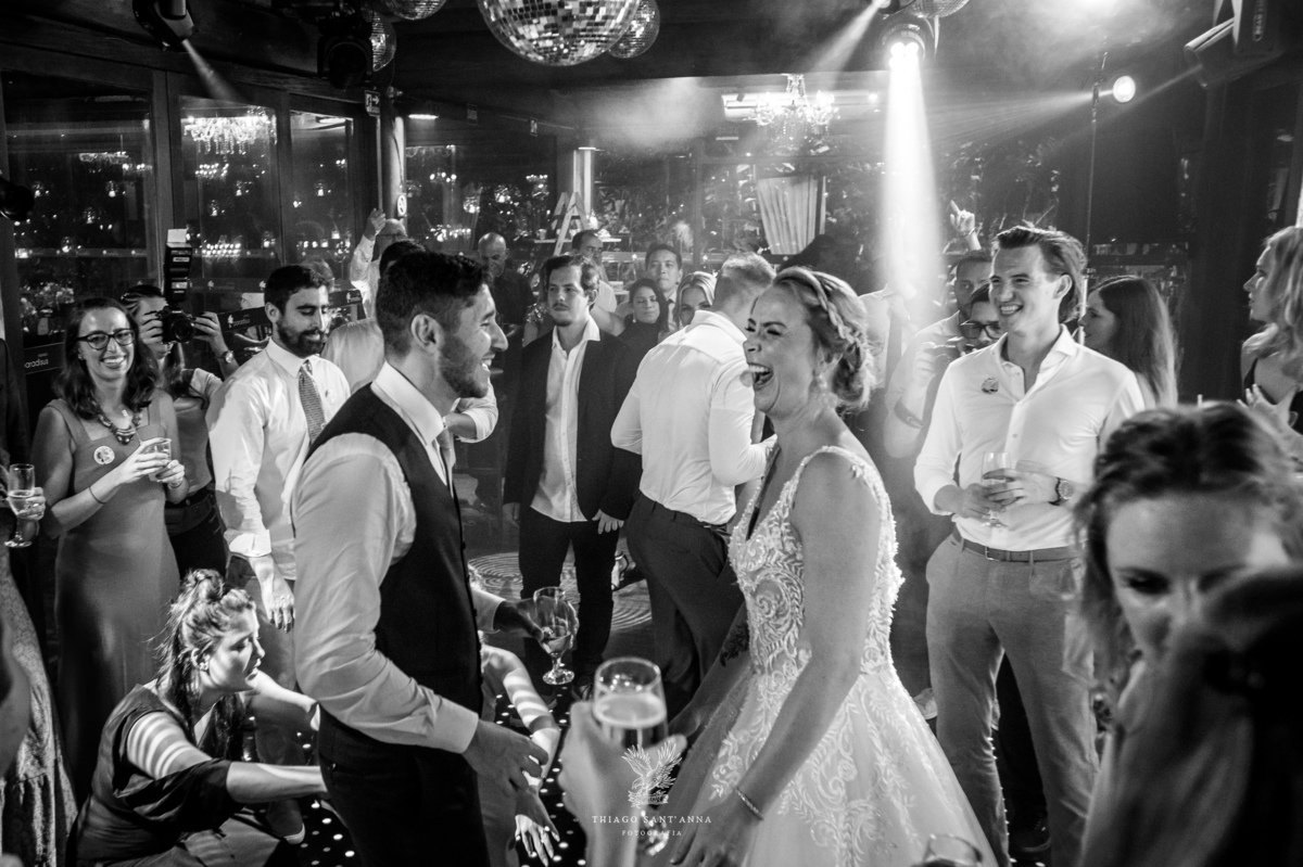 Noivos na pista de dança festa de casamento.