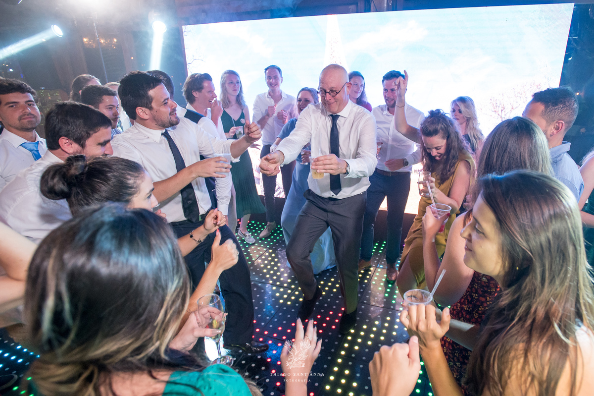 Convidados na pista de dança.