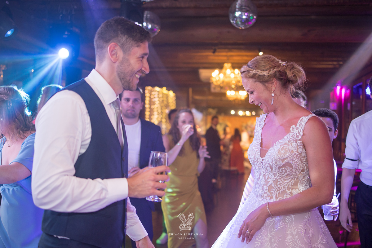 Noivos na pista de dança festa de casamento.