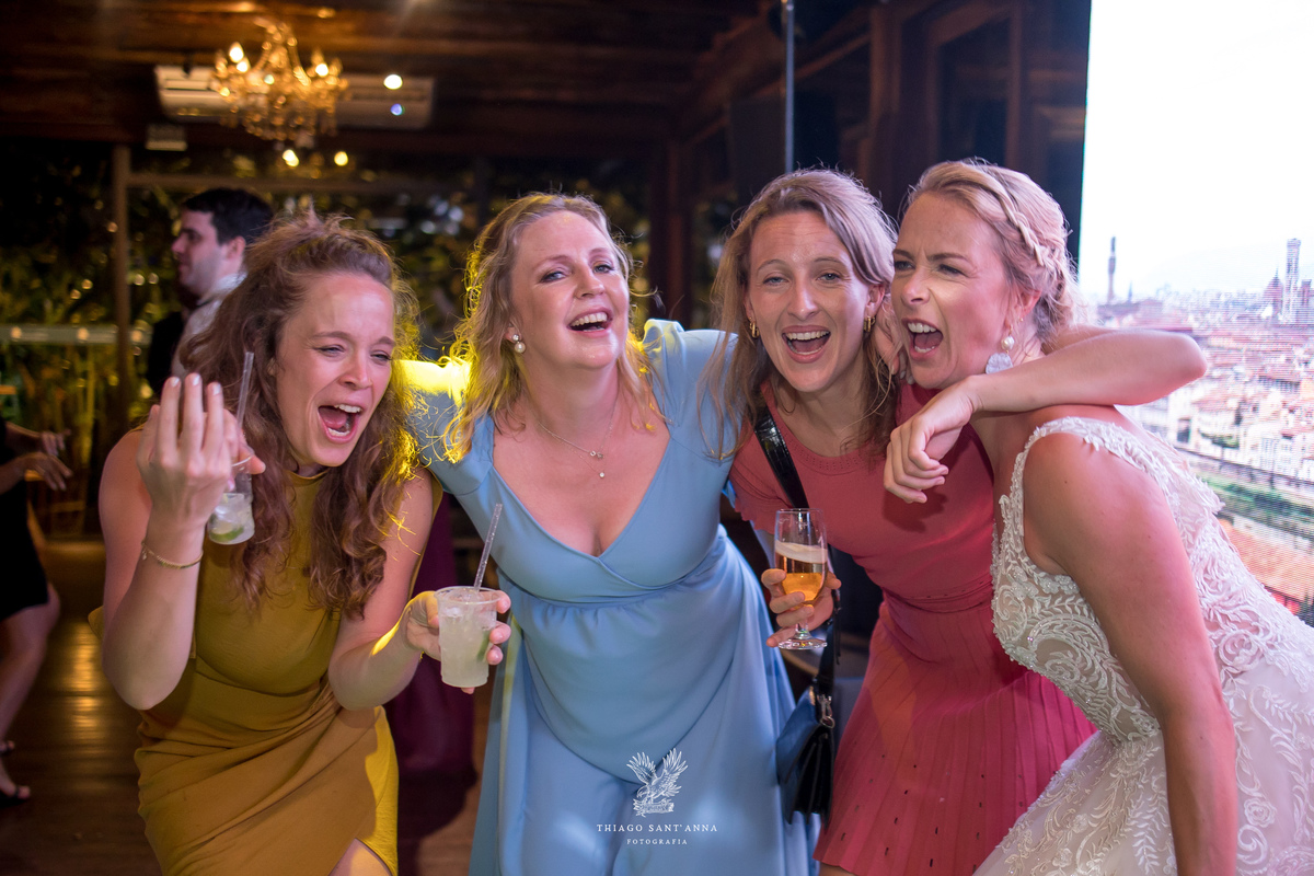 Noiva e convidados na festa de casamento.