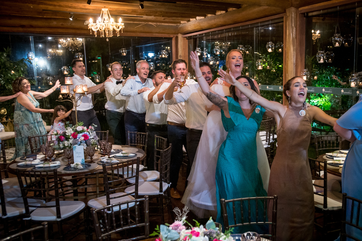 Noiva, família e amigos na festa de casamento.