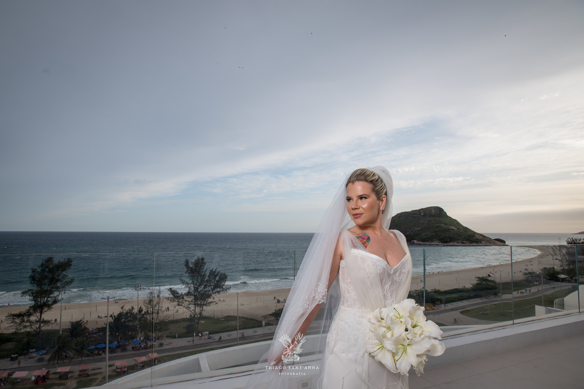 Buquê branco e vestido de noiva inspiração.