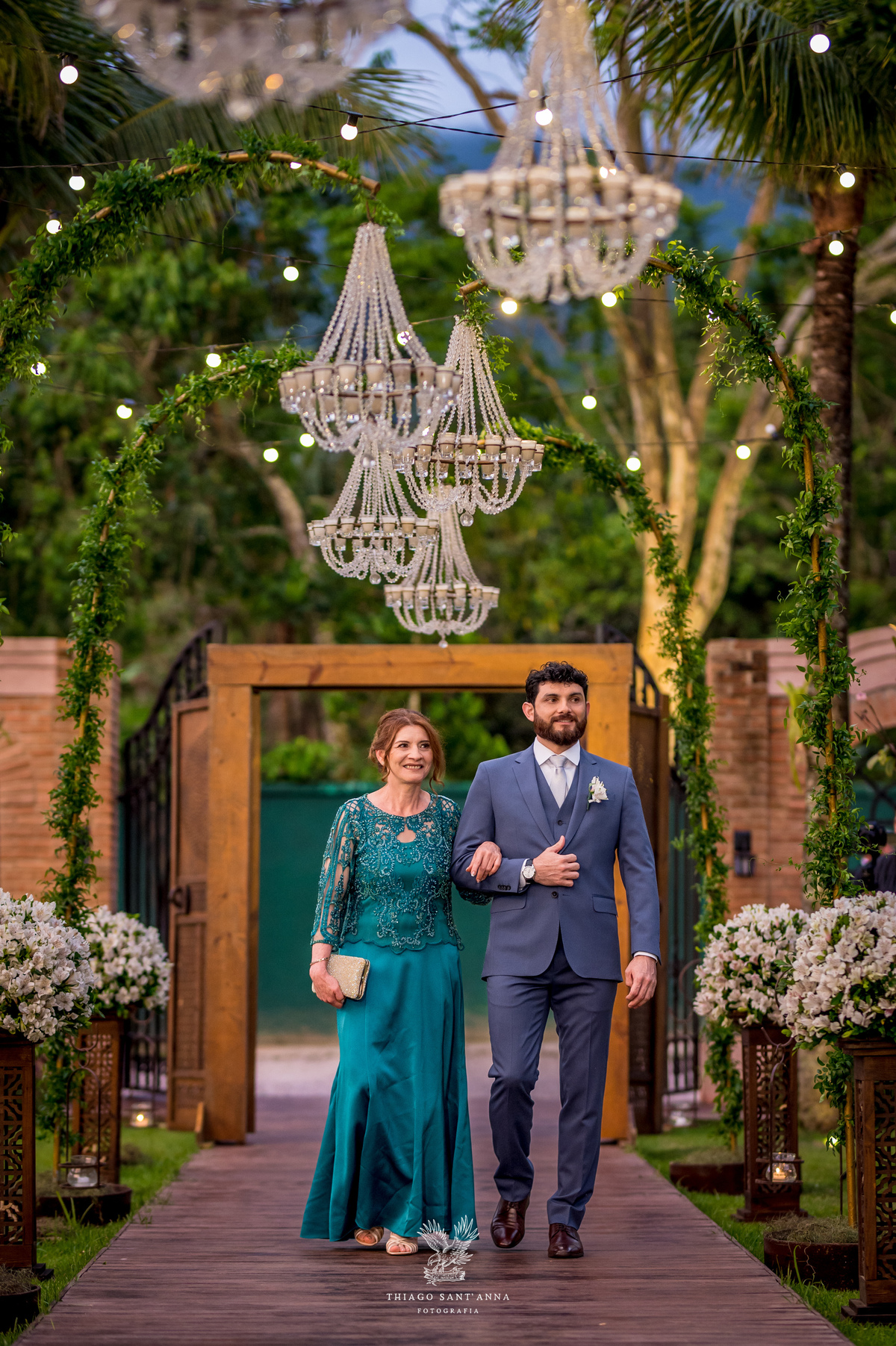 Entrada do noivo na cerimônia casamento.