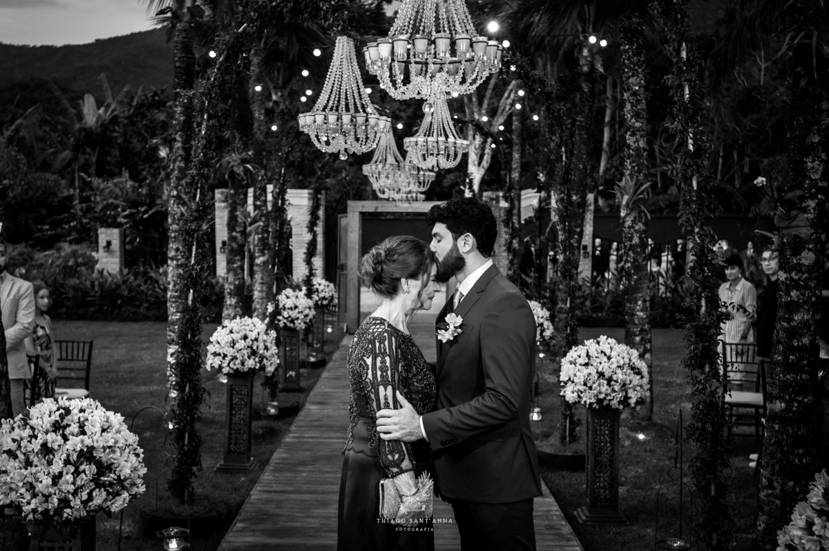 Cerimônia casamento noivo e mãe.