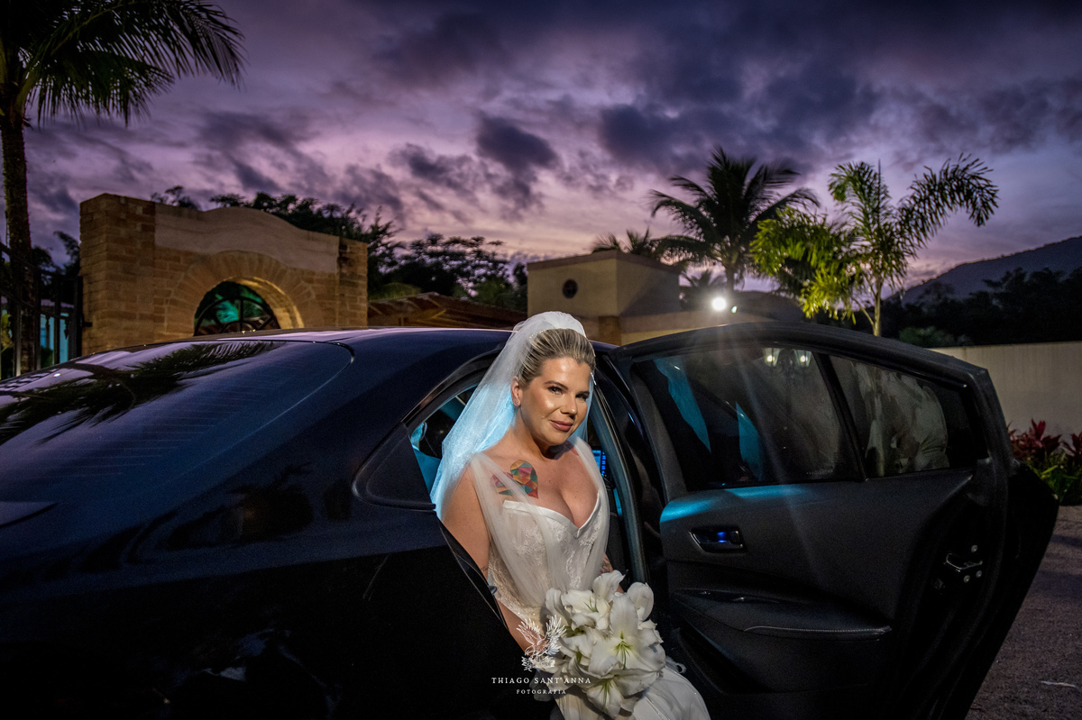 Entrada da noiva no casamento de carro.