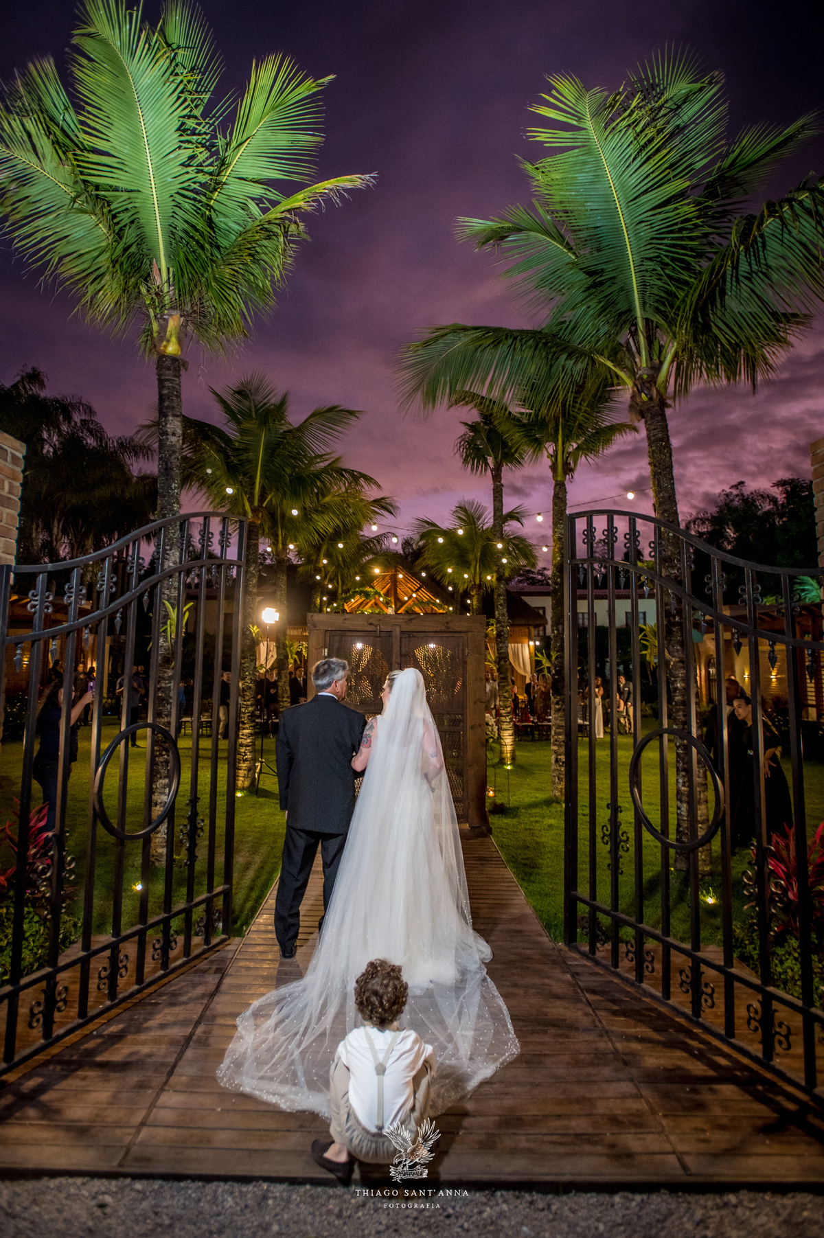 Entrada da noiva no casamento com o pai.