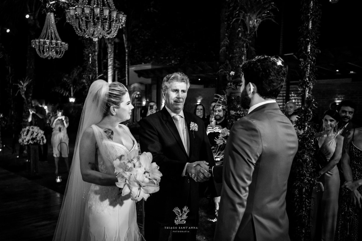 Entrega da noiva ao noivo para a cerimônia.