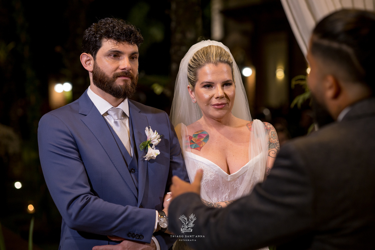 Noivos na cerimônia do casamento.