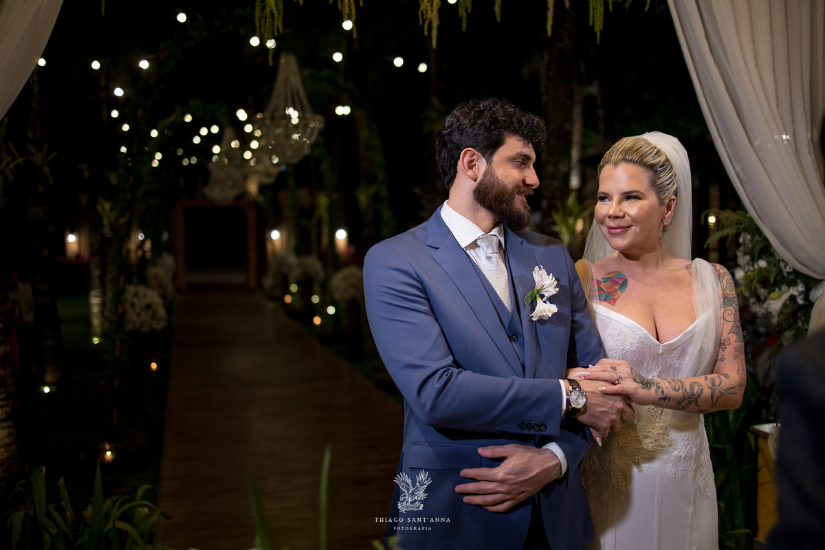 Noivos na cerimônia de casmento.