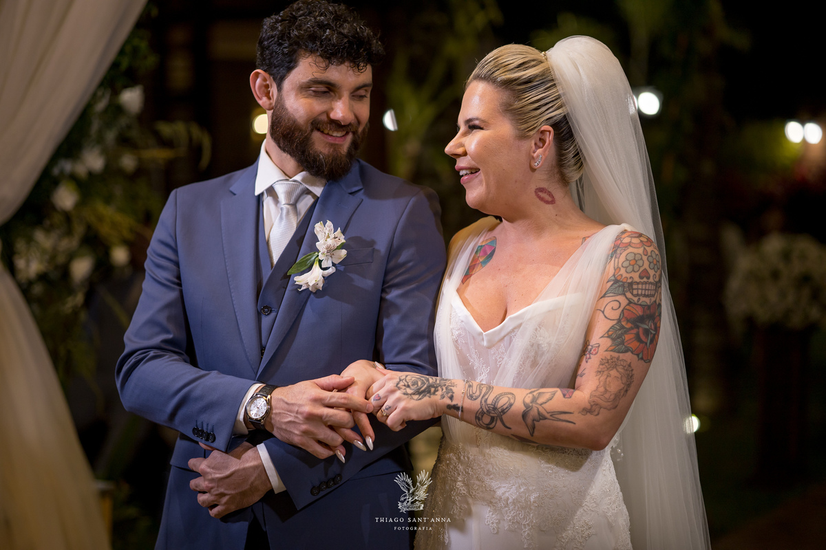 Noivos na cerimônia de casmento.