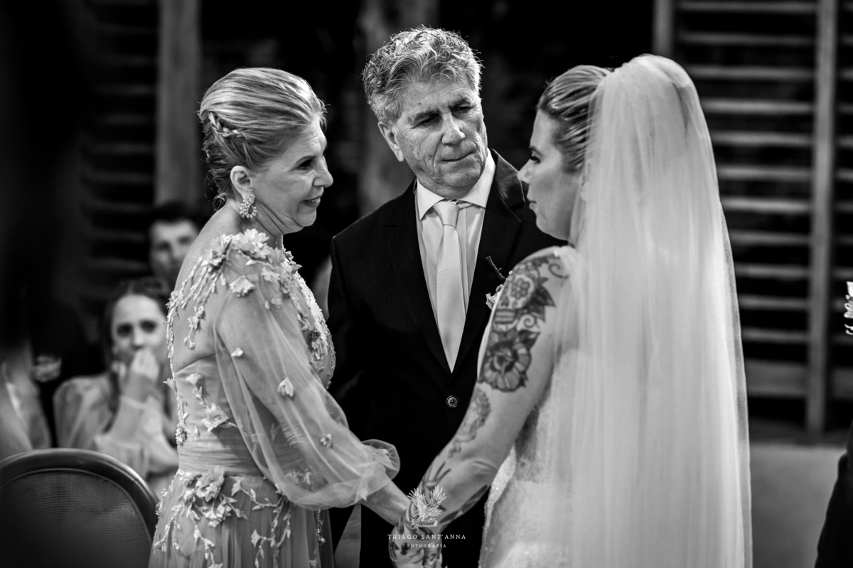 Noiva com os pais na cerimônia.