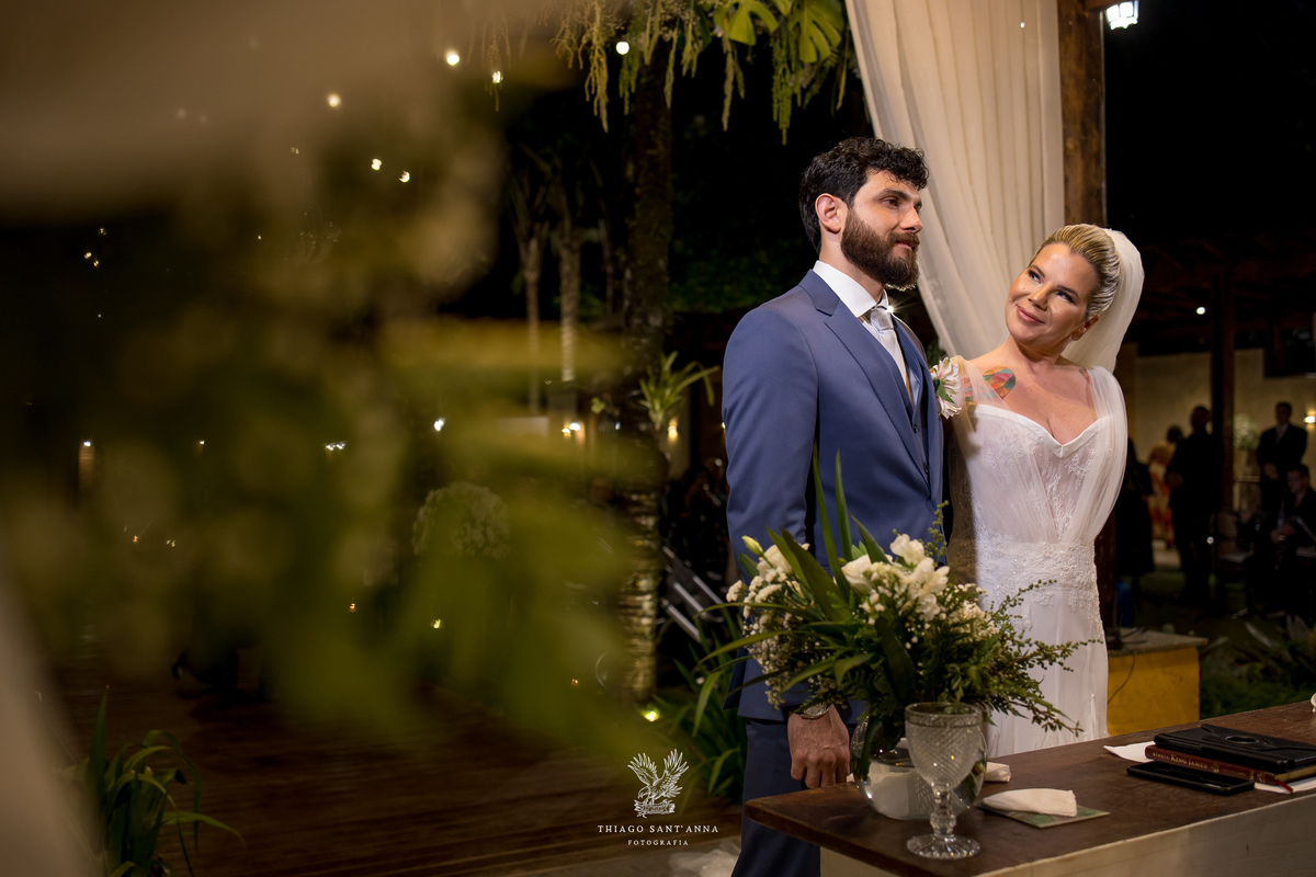 Noivos na cerimônia.