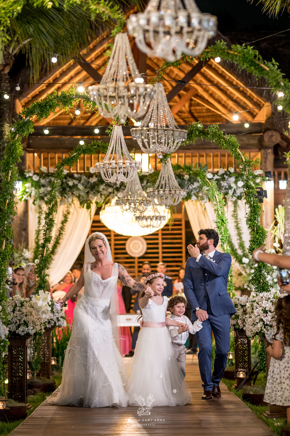 Saída dos noivos da cerimônia.