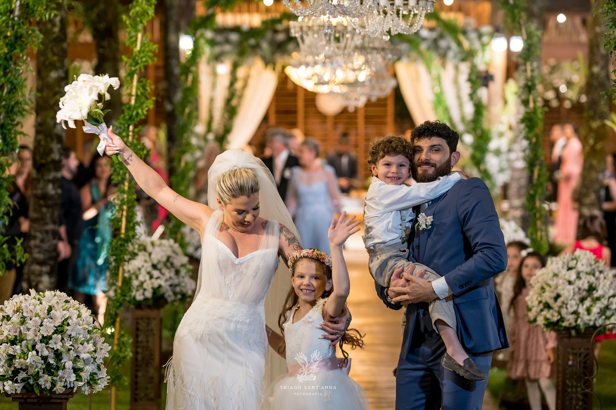 Saída dos noivos da cerimônia.