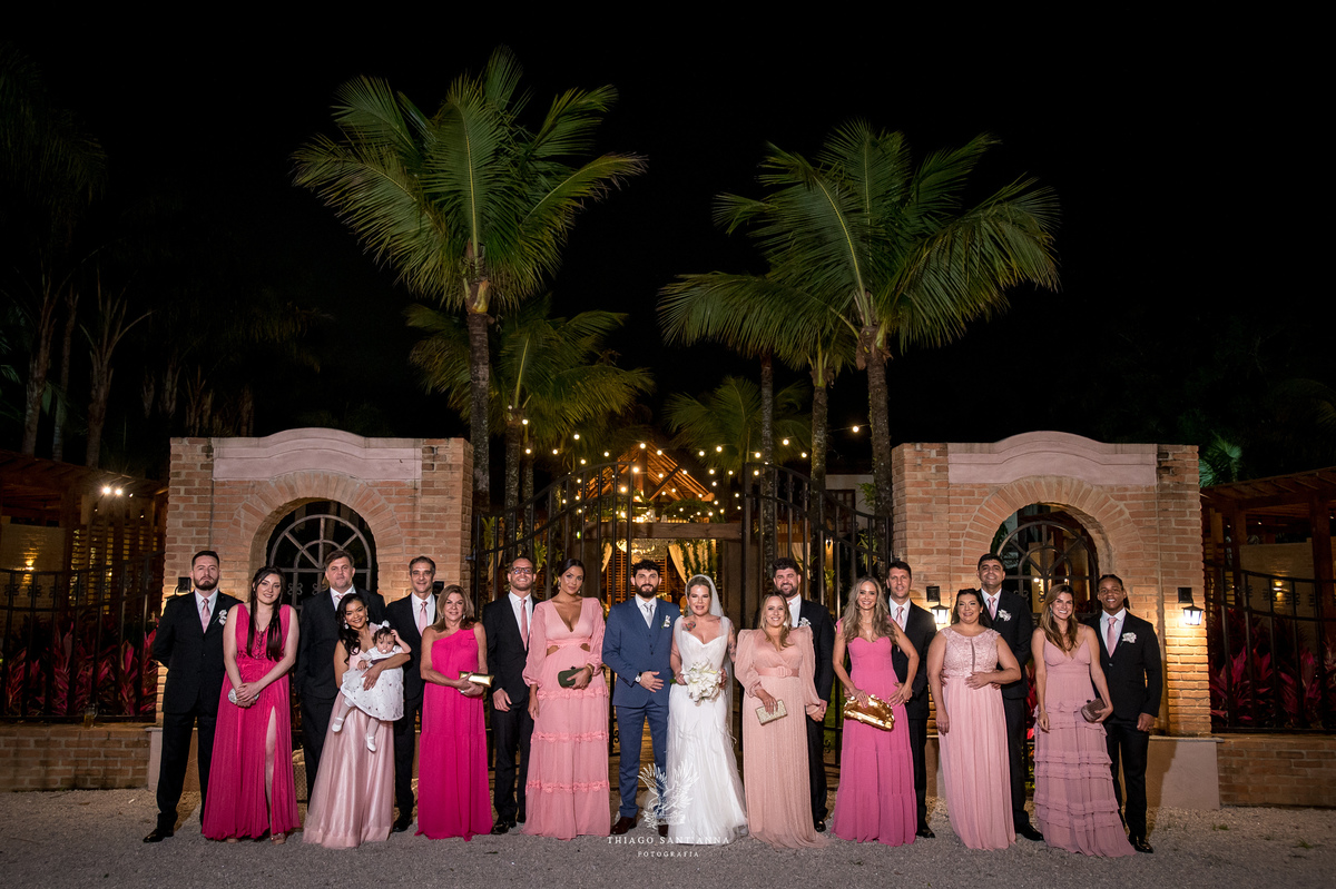 Noivos, padrinhos e madrinhas de rosa inspiração.