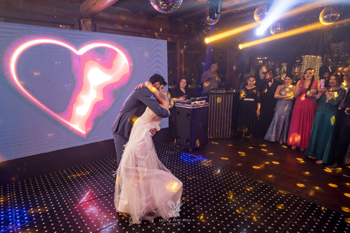 Noivos abrindo a pista de dança casamento.