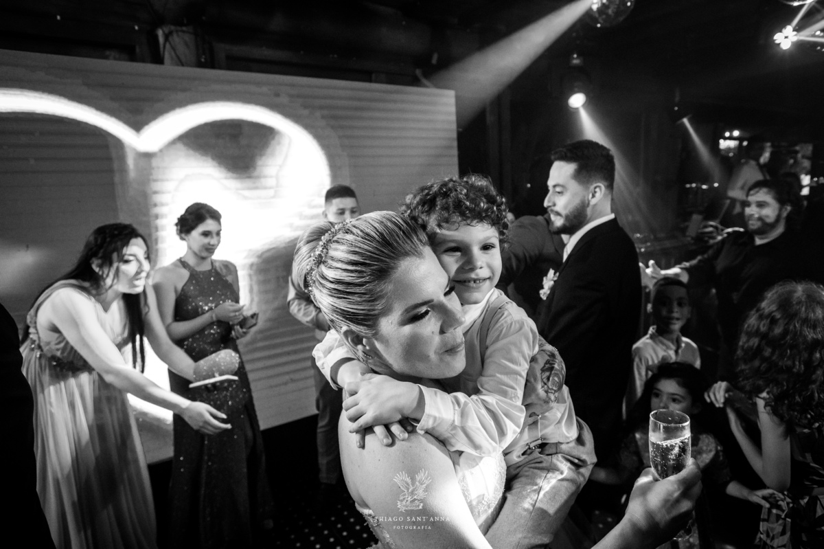 Noiva e pagem na festa de casamento.