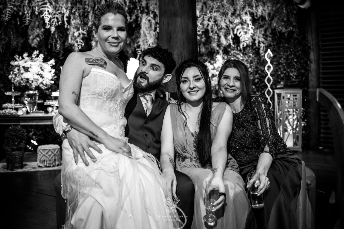 Noivos e convidados casamento.