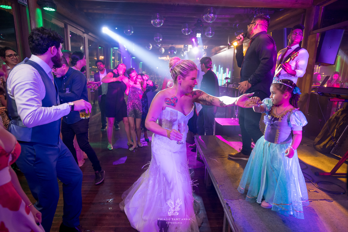Noivos na pista de dança festa de casamento.