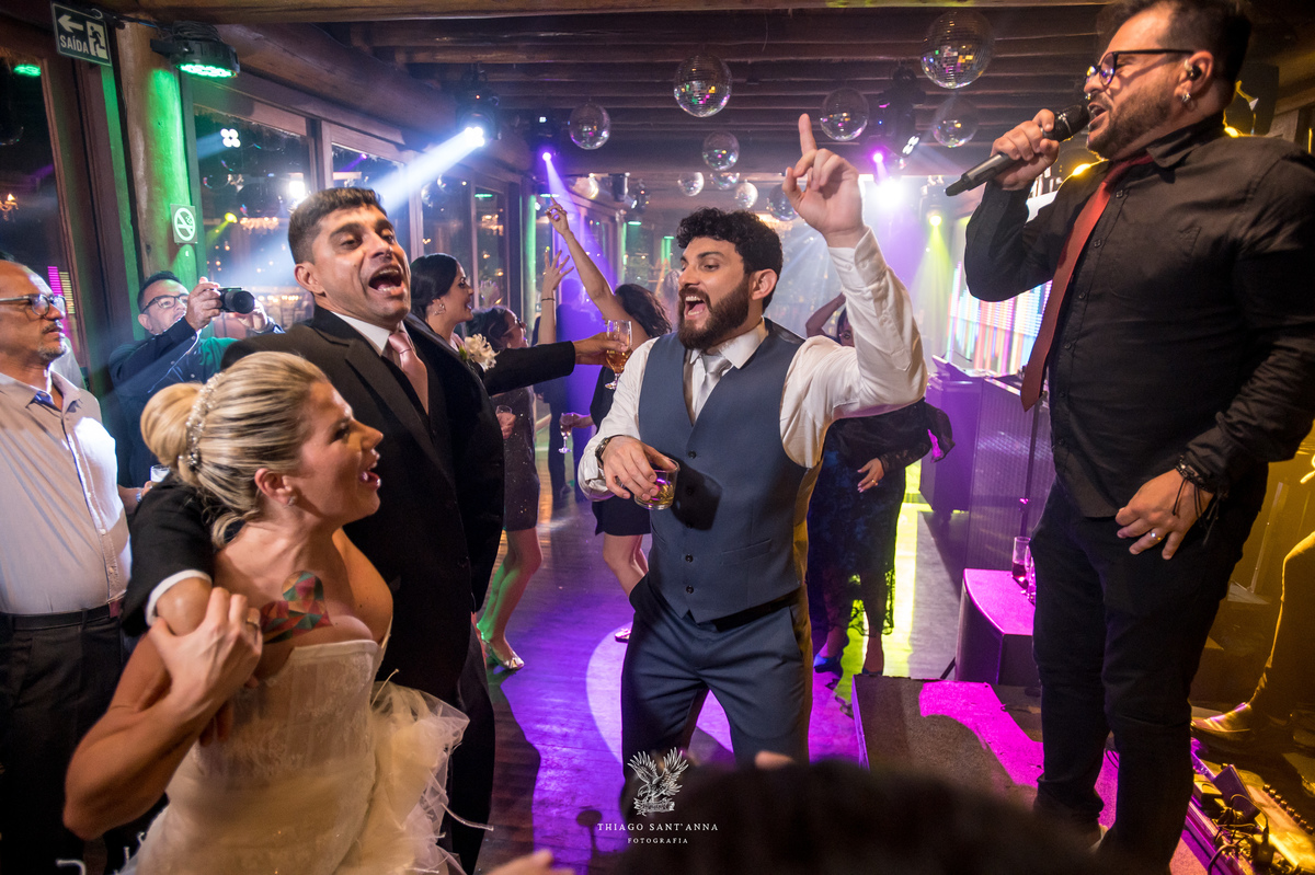 Noivos e convidados na pista de dança.