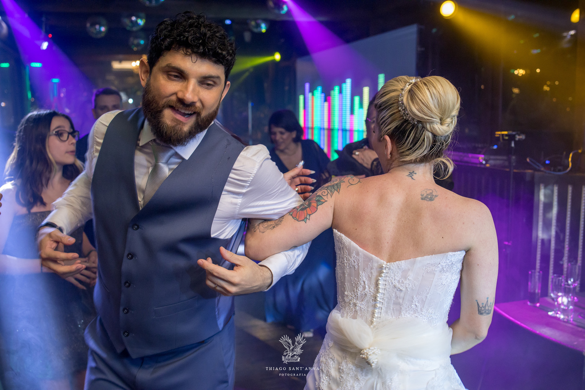 Noivos na pista de dança.