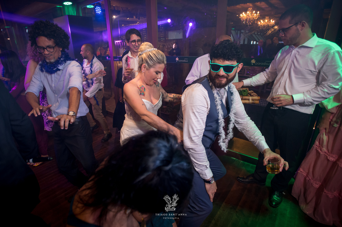 Noivos na pista de dança.