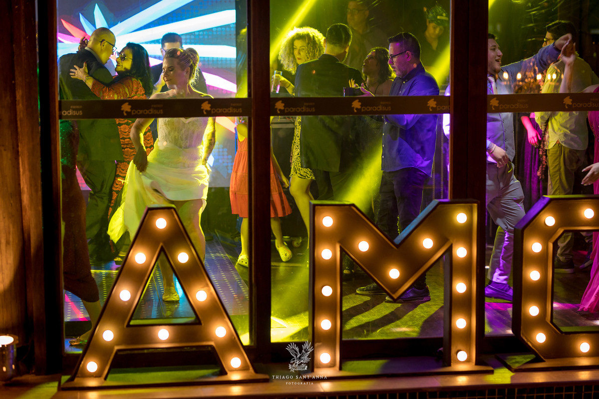 Noiva na pista de dança.