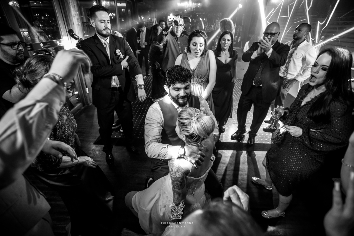 Noivos na pista de dança.