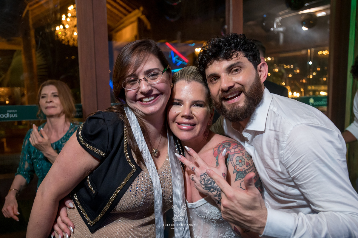 Noivos e convidados casamento.