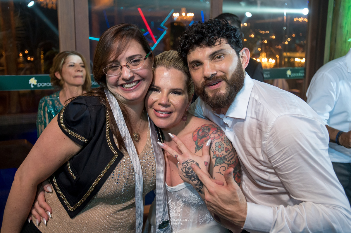 Noivos e convidados casamento.