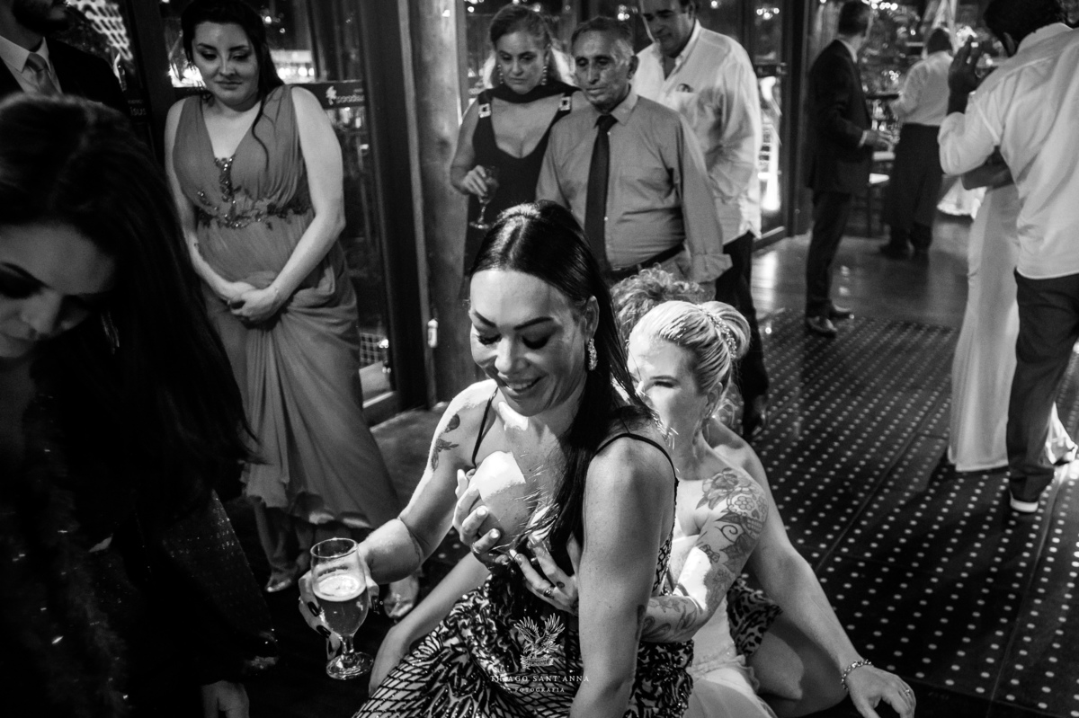 Noiva e convidados na pista de dança.