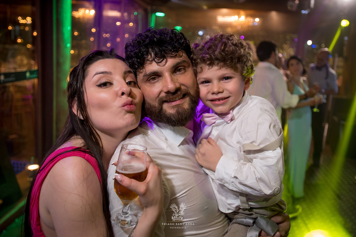 Noivo e convidados casamento.