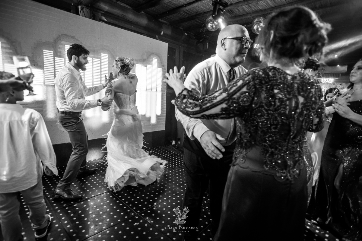 Convidados na pista de dança.