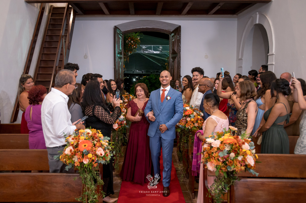 Entrada do noivo no casamento.