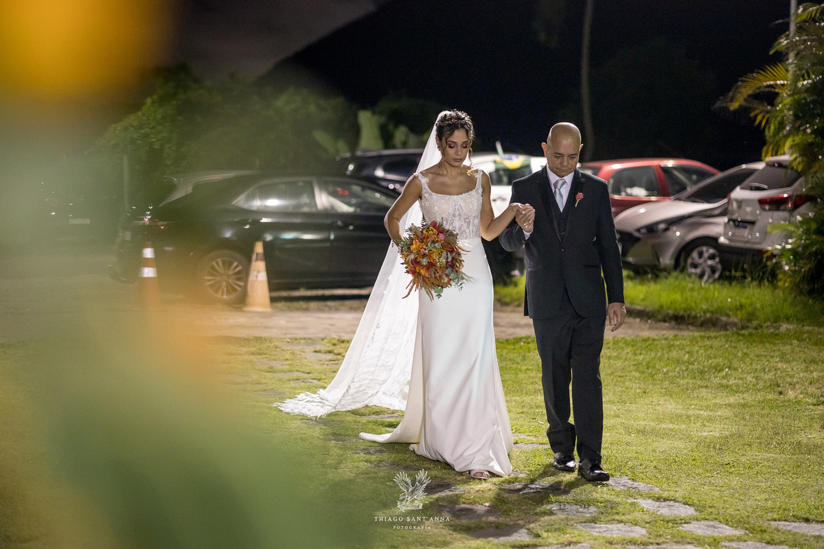 Entrada da noiva no casamento.